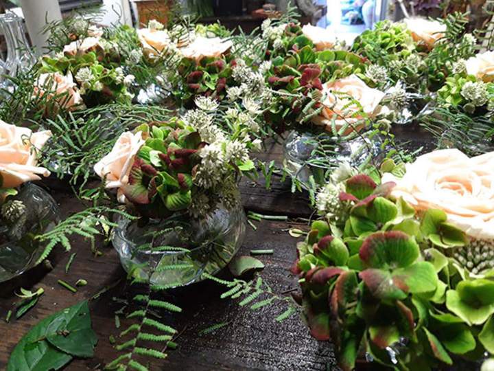 Compositions florales dans des vases en verre Rumilly