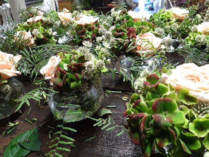 Compositions florales dans des vases en verre Rumilly