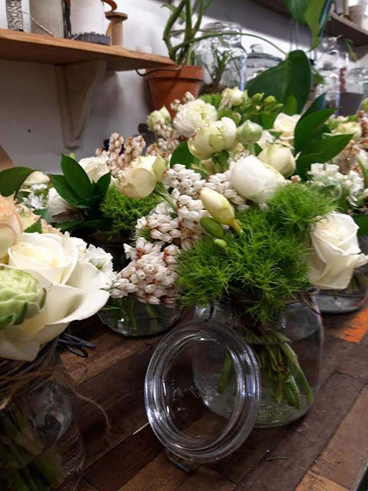 Arrangements floraux dans des vases en verre Rumilly