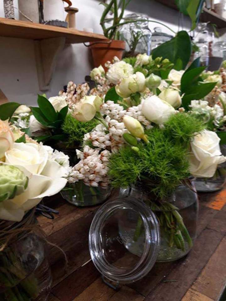Arrangements floraux dans des vases en verre Rumilly